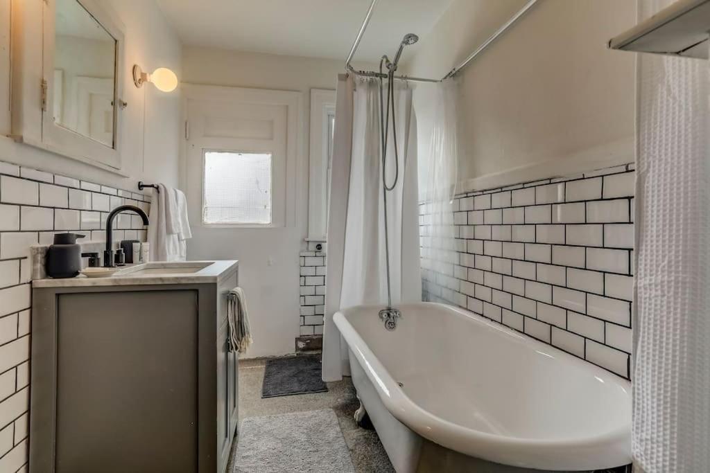 Luxe Mid-Century Styled Historic Townhouse #1 Villa Detroit Buitenkant foto